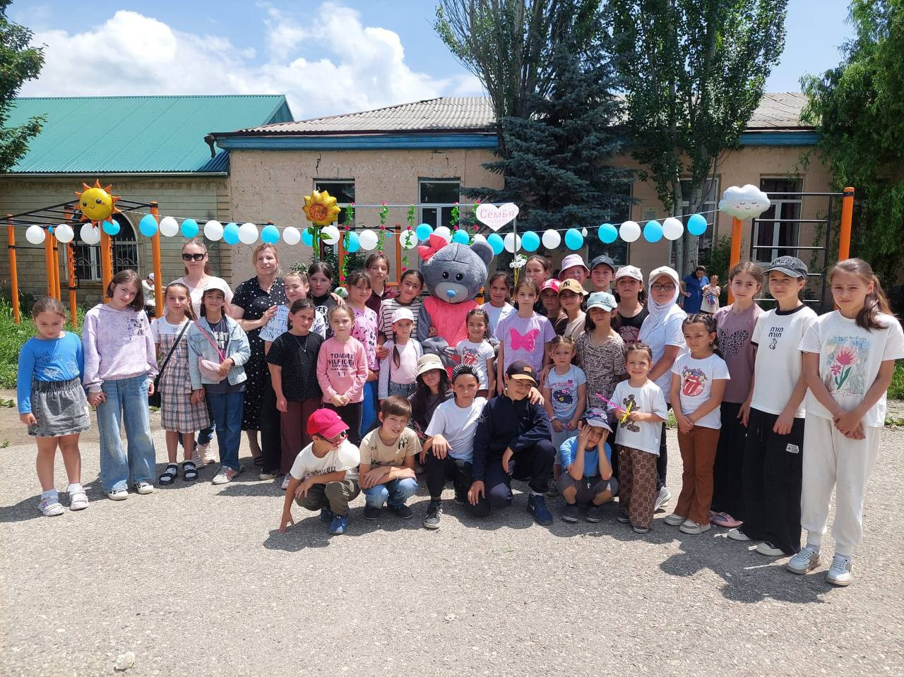 В селении Кумух прошел конкурс среди школьников на лучший рисунок на асфальте на тему: «Моя семья»