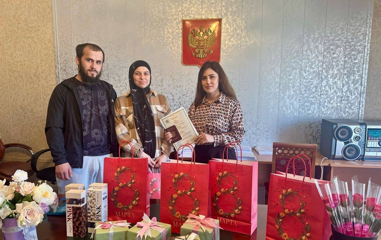 Работники управления ЗАГС в г. Дербенте организовали торжественную регистрацию браков, чествование матерей и жен участников СВО