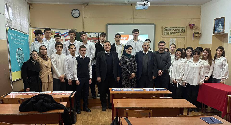 Заместитель министра юстиции Республики Дагестан Сергей Караченцев провел Урок мужества в школе № 3