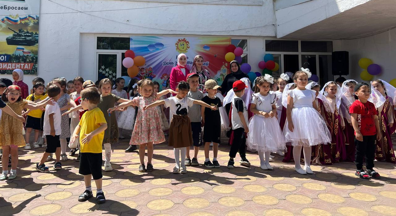 В Казбековском районе специалист управления ЗАГС Минюста Республики Дагестан приняли участие в организации и проведении праздника ко Дню защиты детей