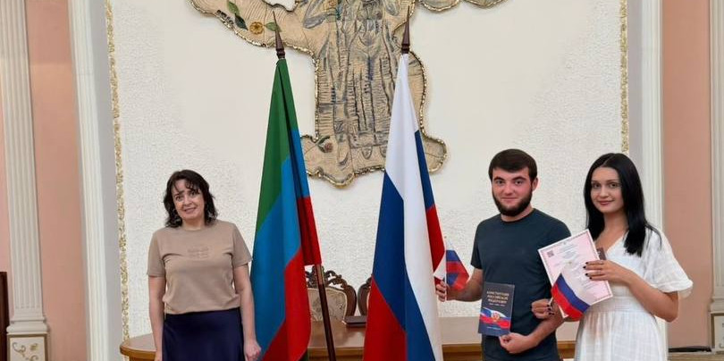 В преддверии День России в Управлении ЗАГС Минюста РД в Махачкале прошли торжественные регистрации браков и рождений детей