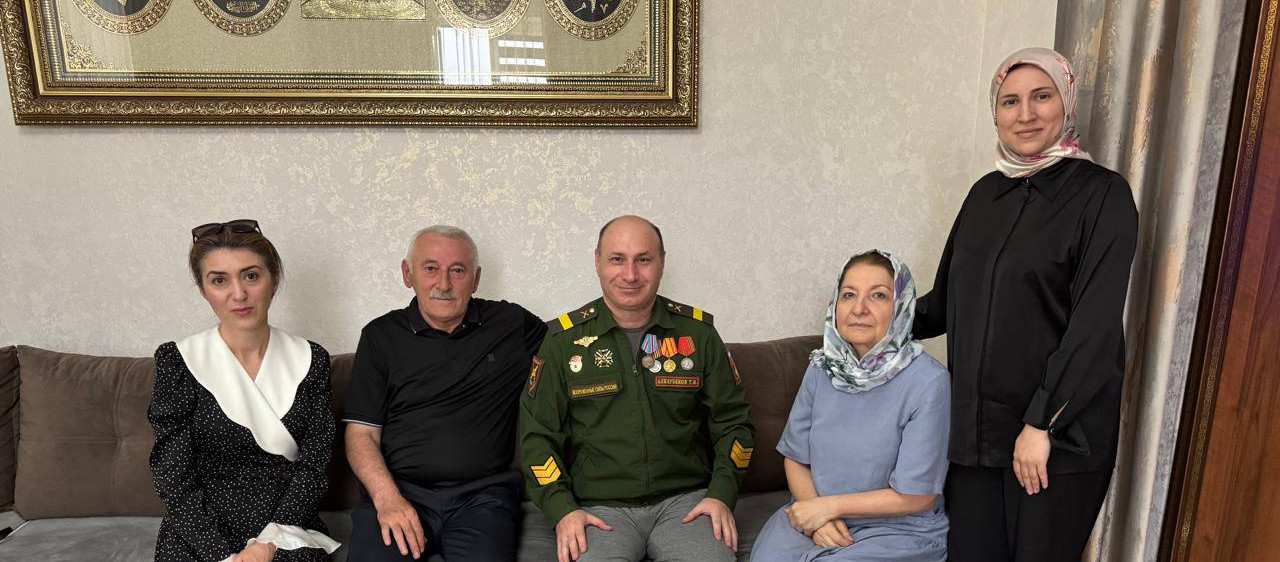 Сотрудники управления ЗАГС Минюста РД в Буйнакском районе встретились с участником СВО Тимуром Алиярбековым