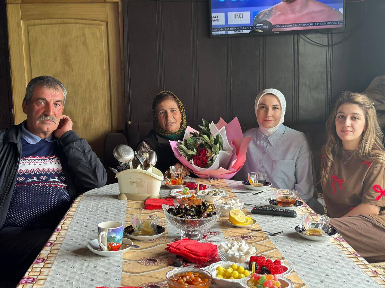 Специалисты Управления ЗАГС Минюста РД в Докузпаринском районе поздравили с праздником многодетную семью Зиядина и Сувар Джалиловых