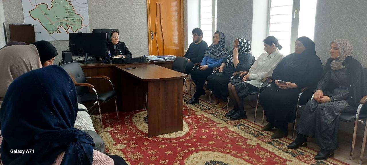Сотрудники управления ЗАГС Минюста РД провели встречи с родителями несовершеннолетних