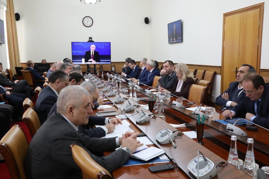 Министр юстиции РД Ханлар Пашабеков следит за пресс-конференцией Владимира Путина в зале заседания Правительства РД