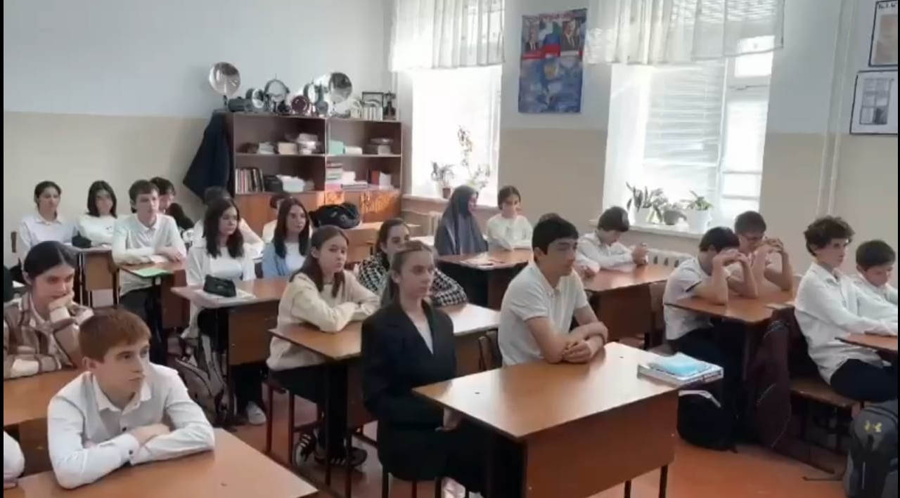 В городе Избербаше работники управления ЗАГС Минюста РД провели встречу с учащимися школы № 2 и поговорили о правах ребенка