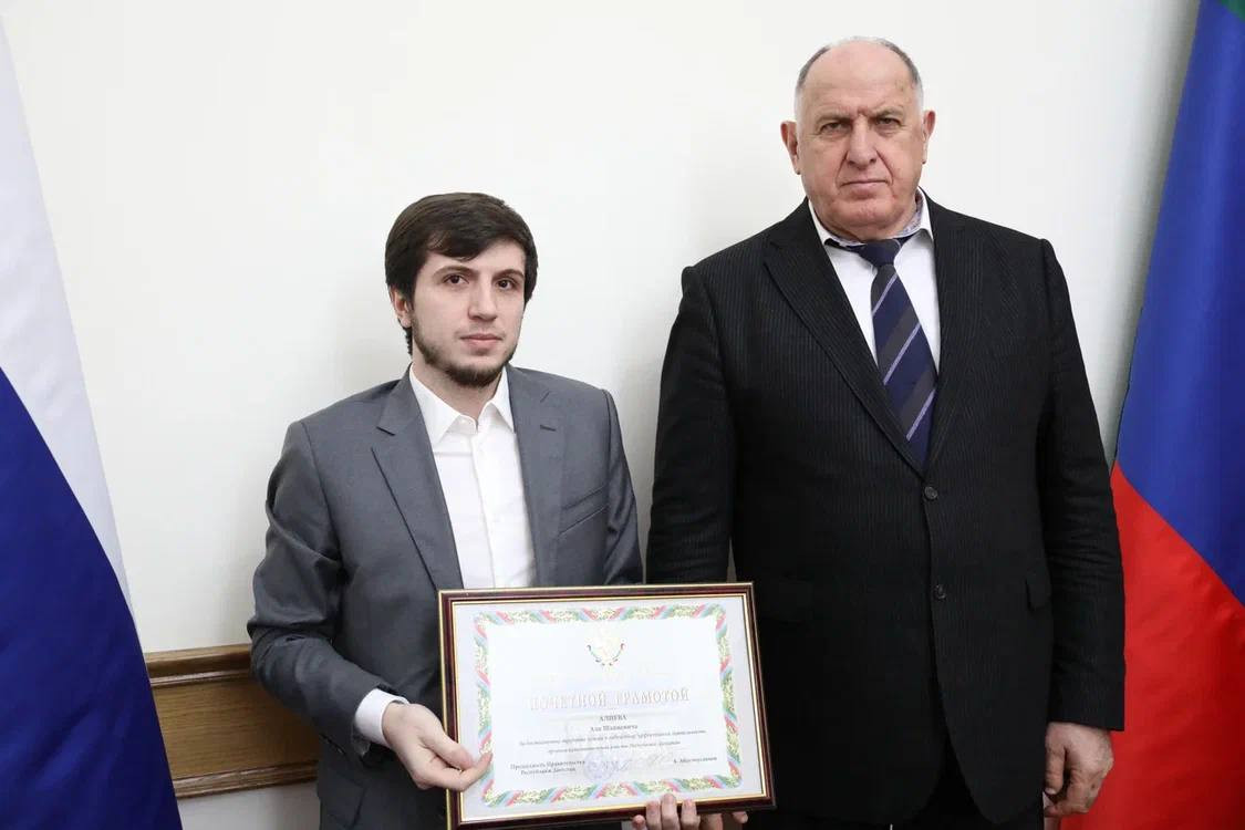 Абдулмуслим Абдулмуслимов вручил Почетную грамоту Правительства РД сотруднику Минюста Дагестана