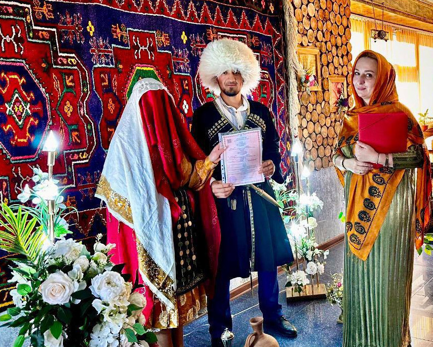 В Рутульском районе молодожёны надели на регистрацию брака национальную рутульскую одежду
