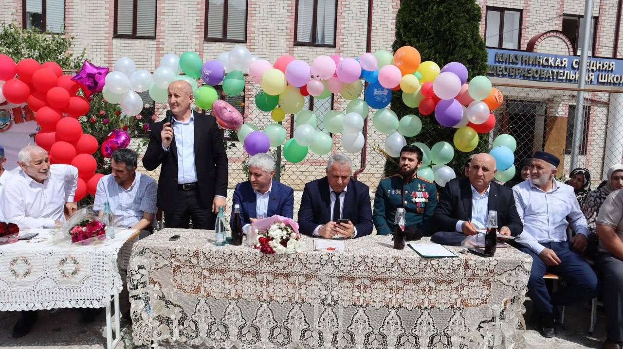 Муслим Курамагомедов принял участие в последнем звонке в средней школе Гергебиля