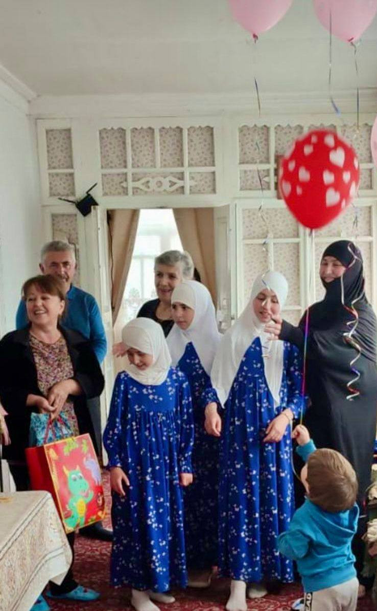 Сотрудники управления ЗАГС Минюста РД навестили многодетную семью в с. Кара