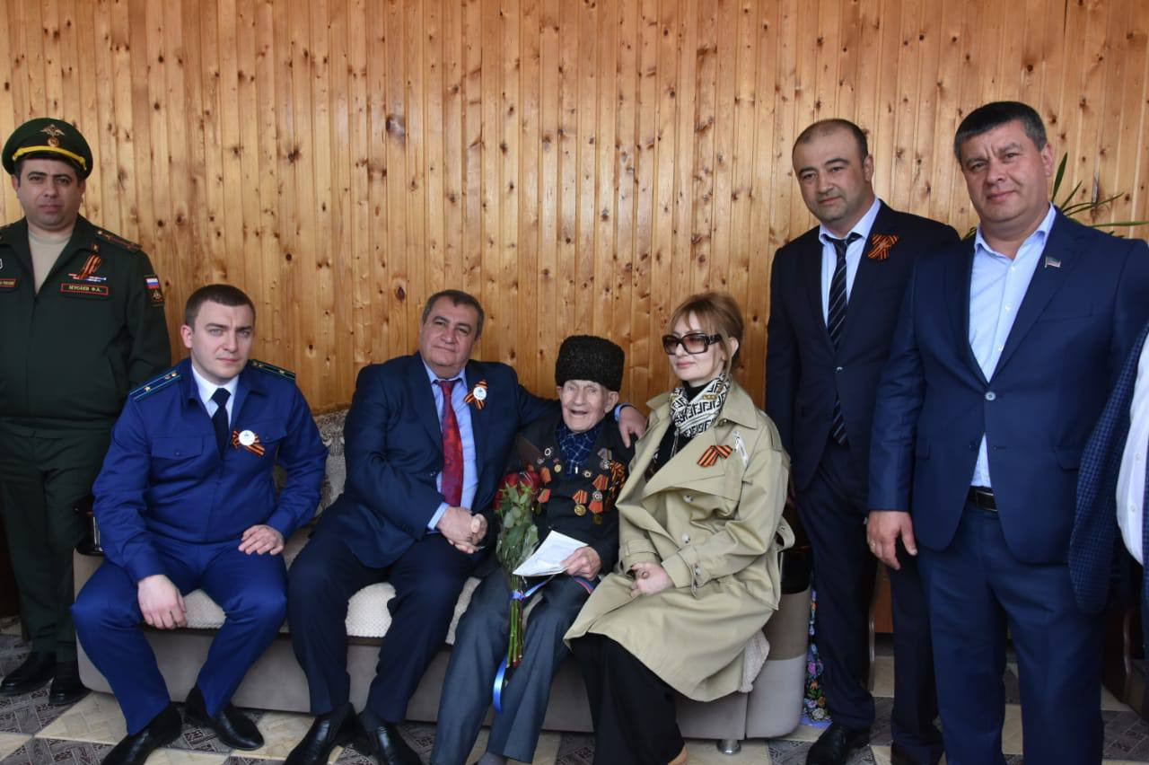 Министр юстиции РД Ханлар Пашабеков по поручению Главы Республики Дагестан Сергея Меликова посетил ветерана ВОВ, проживающего в Дербентском районе