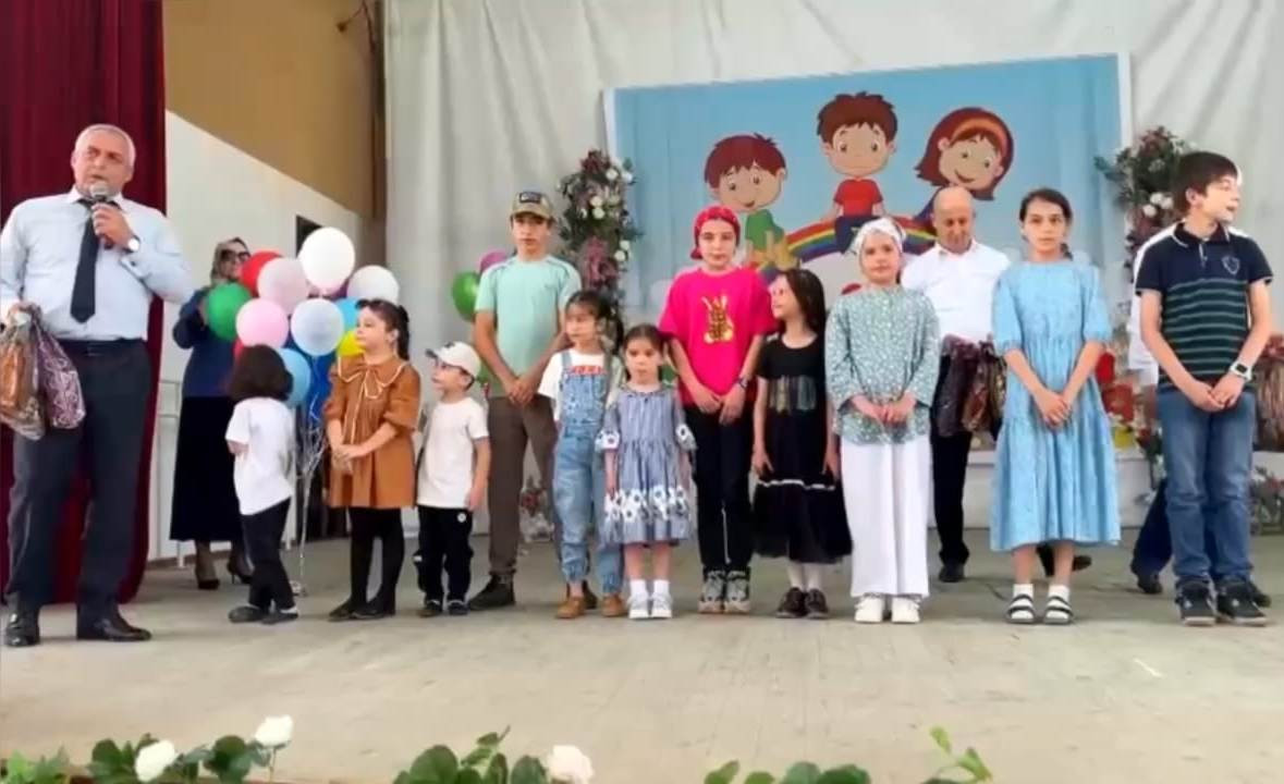 Муслим Курамагомедов поздравил с праздником детей Гергебельского района
