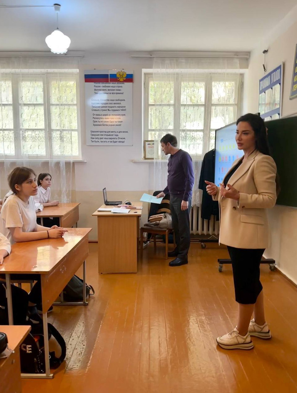 Заместитель министра юстиции РД Рабият Закавова побеседовала с учениками Гимназия № 11 о противодействии коррупции