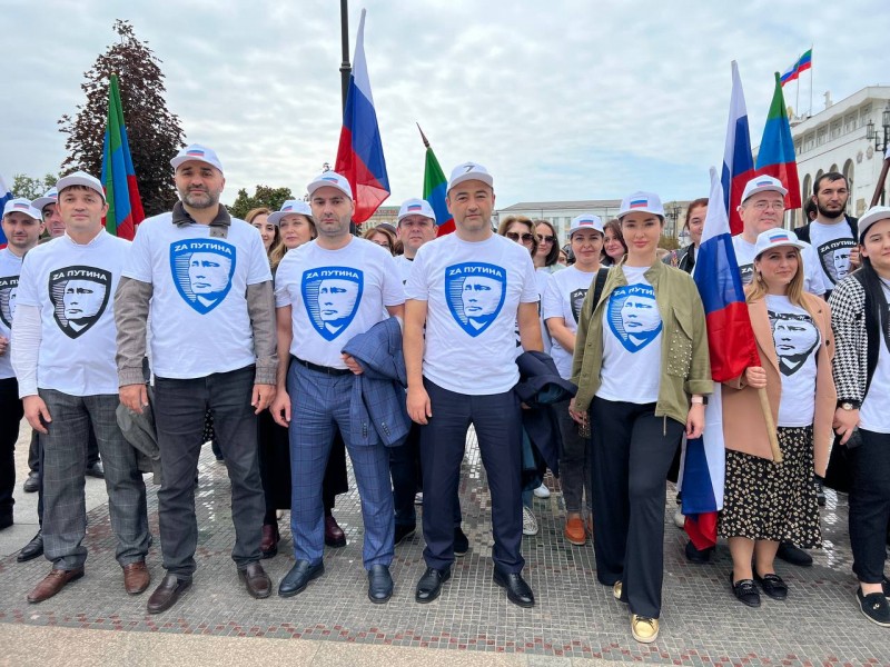 Коллектив Минюста РД принял участие в акции-концерте в поддержку курса Президента России