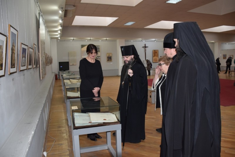 В выставочном зале Союза художников РД открылась выставка «Слова камней»