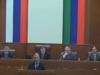 Ханлар Пашабеков на очередной сессии Народного Собрания РД доложил о законопроекте о поправках в Конституцию РД
