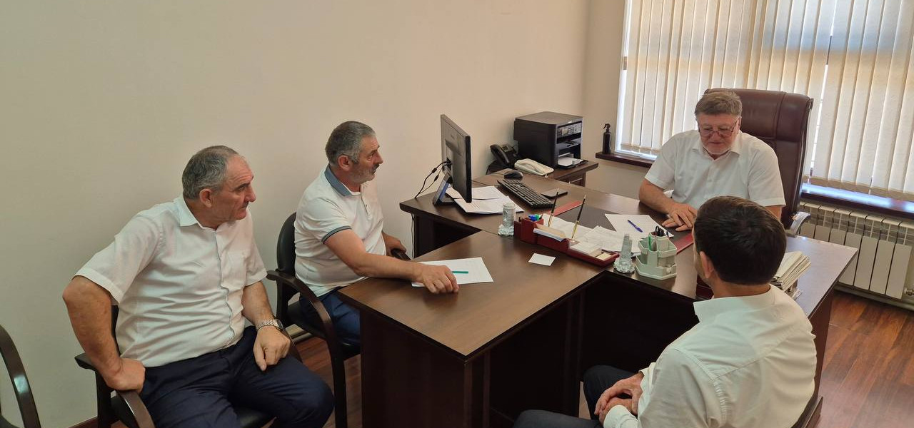 Первый заместитель министра юстиции РД Кебедмагомед Биакаев совместно с сотрудниками министерства провел выездной прием граждан в селе Михельта Гумбетовского района