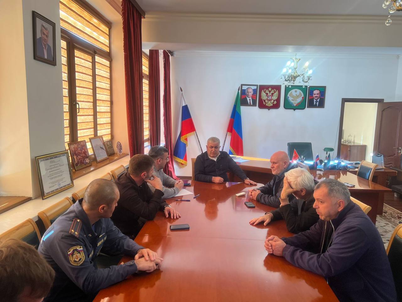 В селе Карата Ахвахского района произошло возгорание в двухэтажном административном здании, где среди прочих организаций располагались мировой судебный участок, отдел ЗАГС Минюста РД и учреждения Минтруда РД.