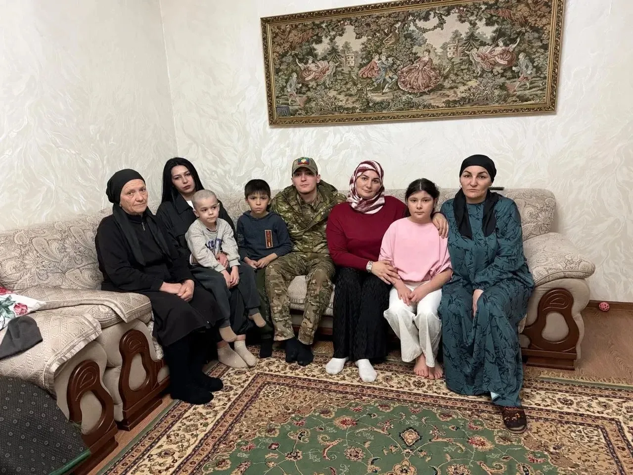 8 марта ведущий специалист-эксперт Отдела ЗАГС Управления ЗАГС МЮ РД по Новолакскому району, Джамиля Сулеймановна, посетила мать Рамазана Шейхмагомедова, отдавшего жизнь за Родину.