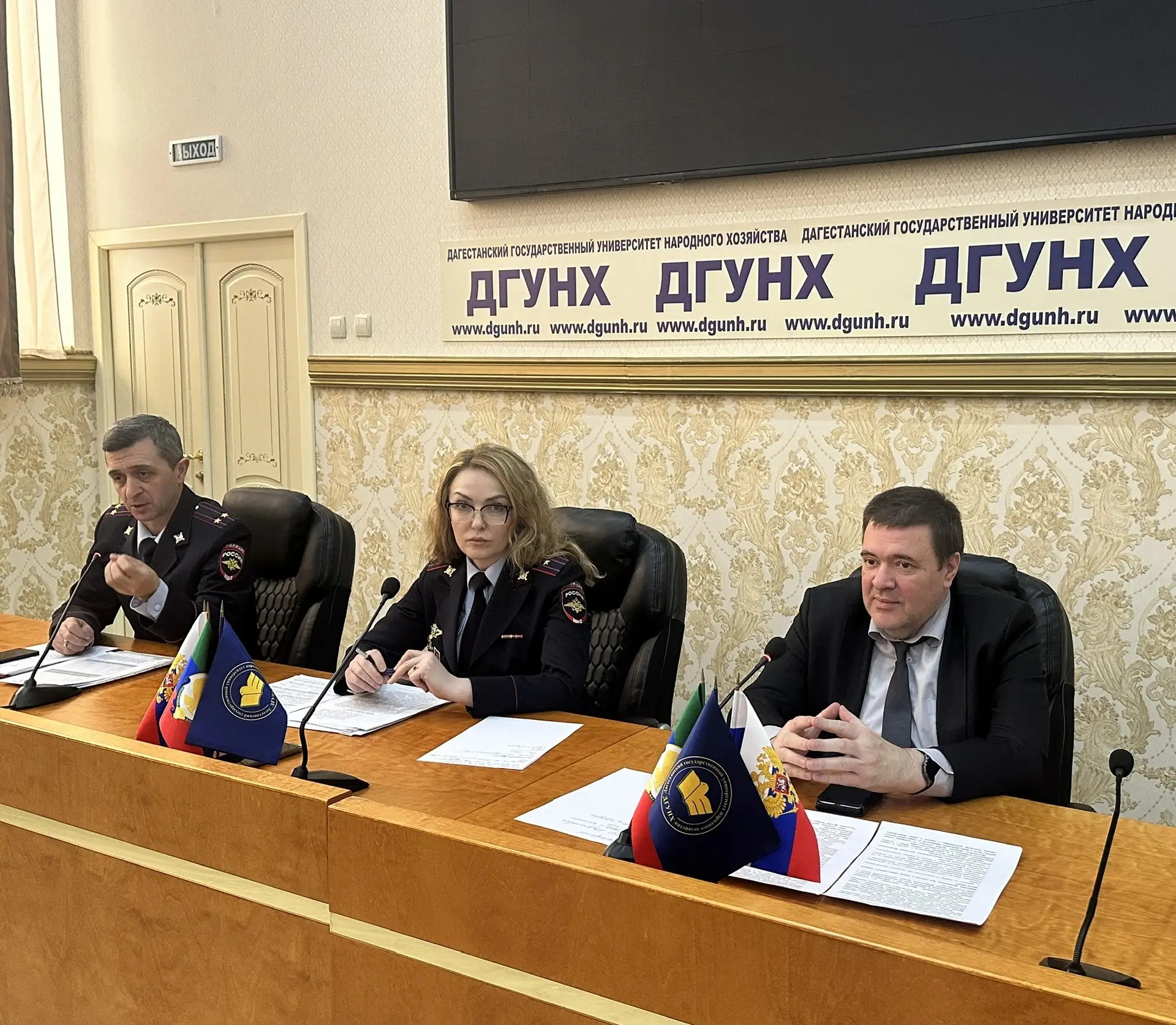 В конгресс-зале ДГУНХ прошла встреча, посвященная вопросам организации и координации деятельности народных дружин в Республике Дагестан.