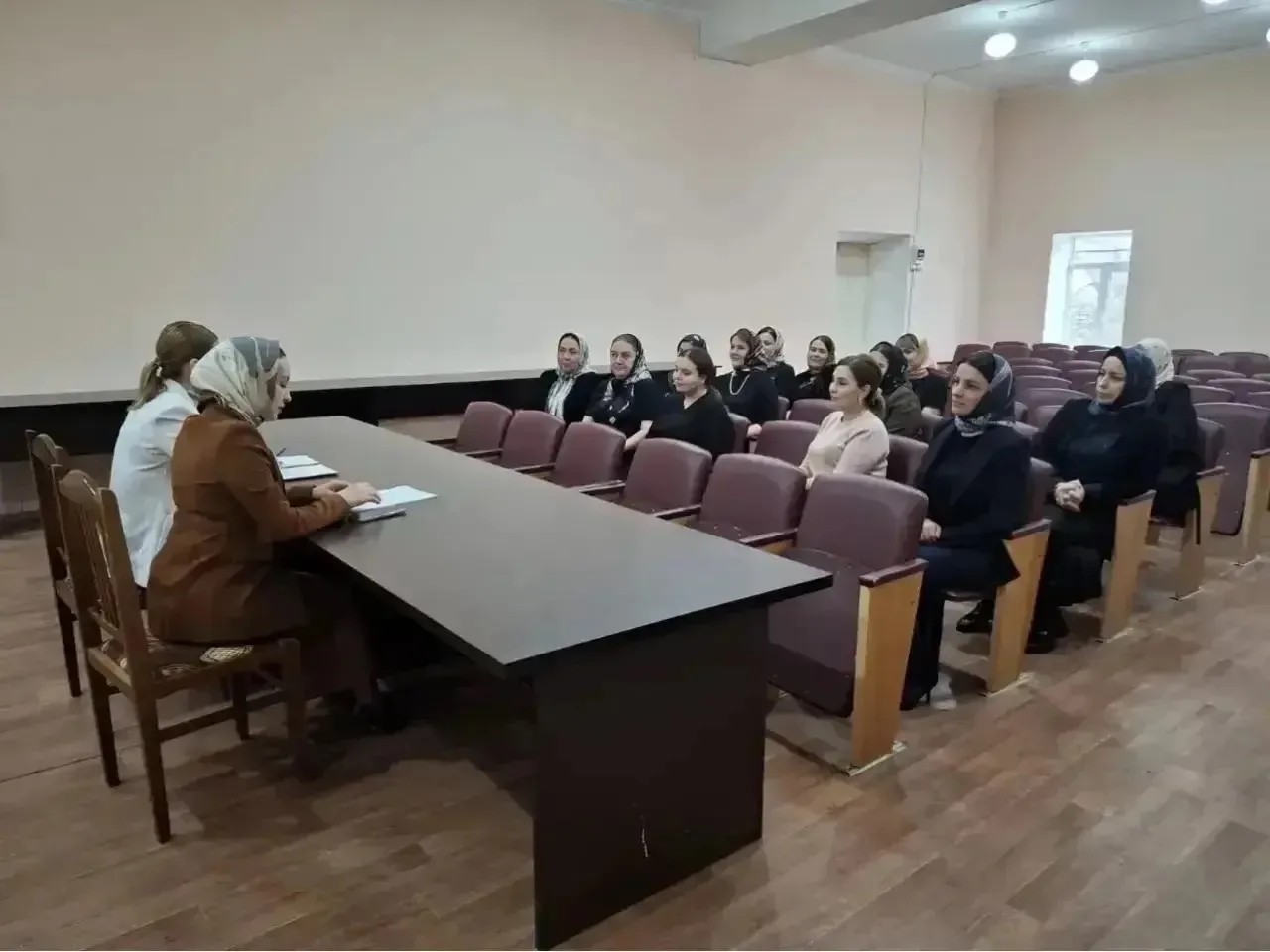 В апреле работники управления ЗАГС Минюста РД в городах и районах республики организовали встречи с родителями несовершеннолетних, на которых обсуждался вопрос регистрации браков между лицами, не достигшими восемнадцатилетнего возраста