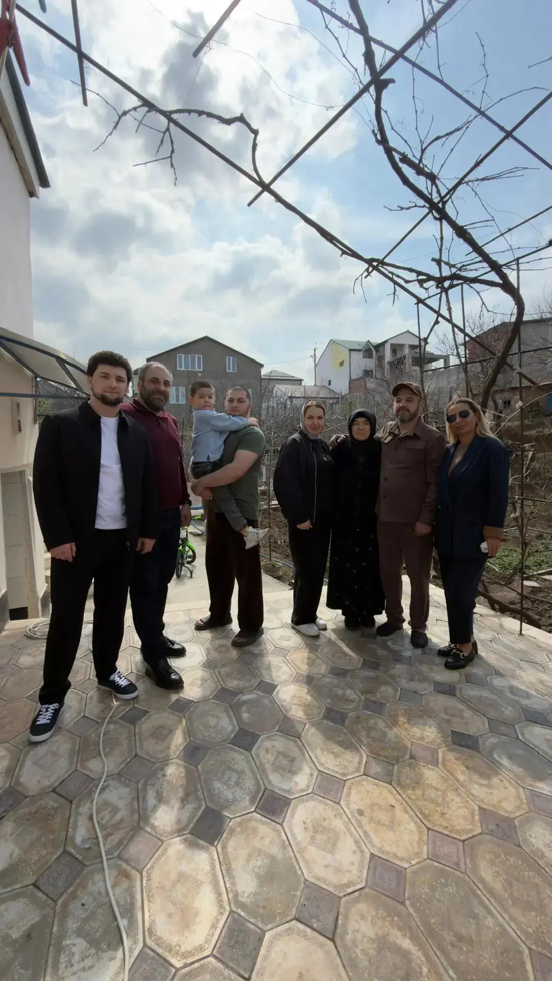 В знак поддержки наших военнослужащих, мужественно выполняющих свой долг.