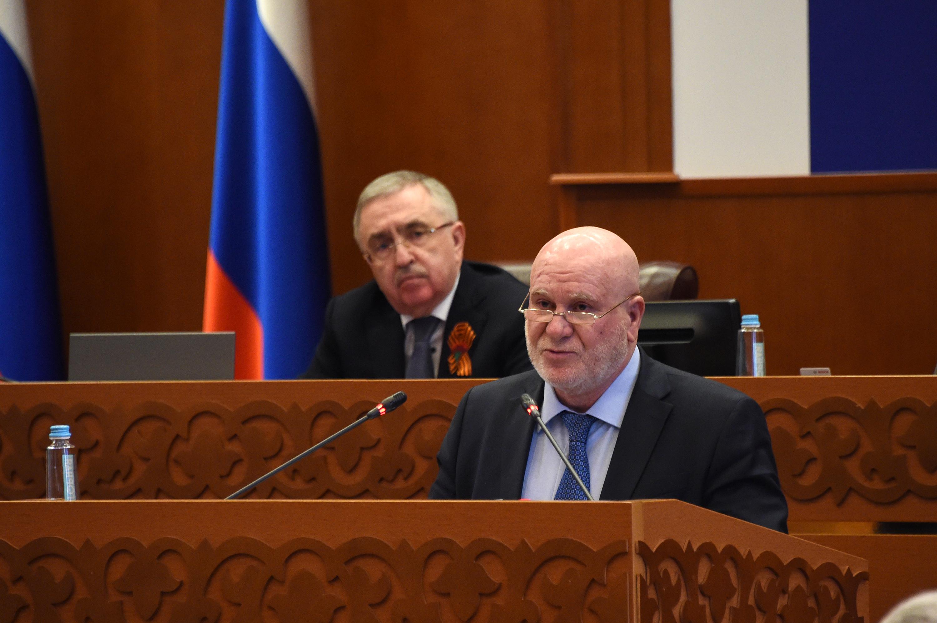 Министр юстиции РД Мустапа Генжеханов представил проект закона Республики Дагестан «О поправках к Конституции Республики Дагестан»