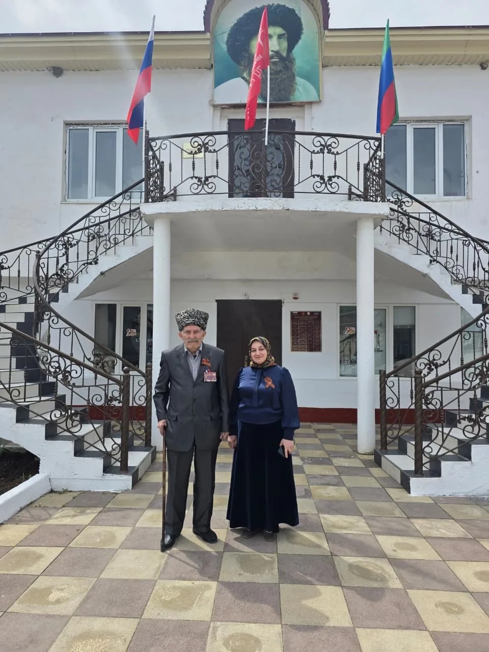 Сотрудники ЗАГСа Казбековского района почтили память героев в рамках акции «Знамя Победы»
