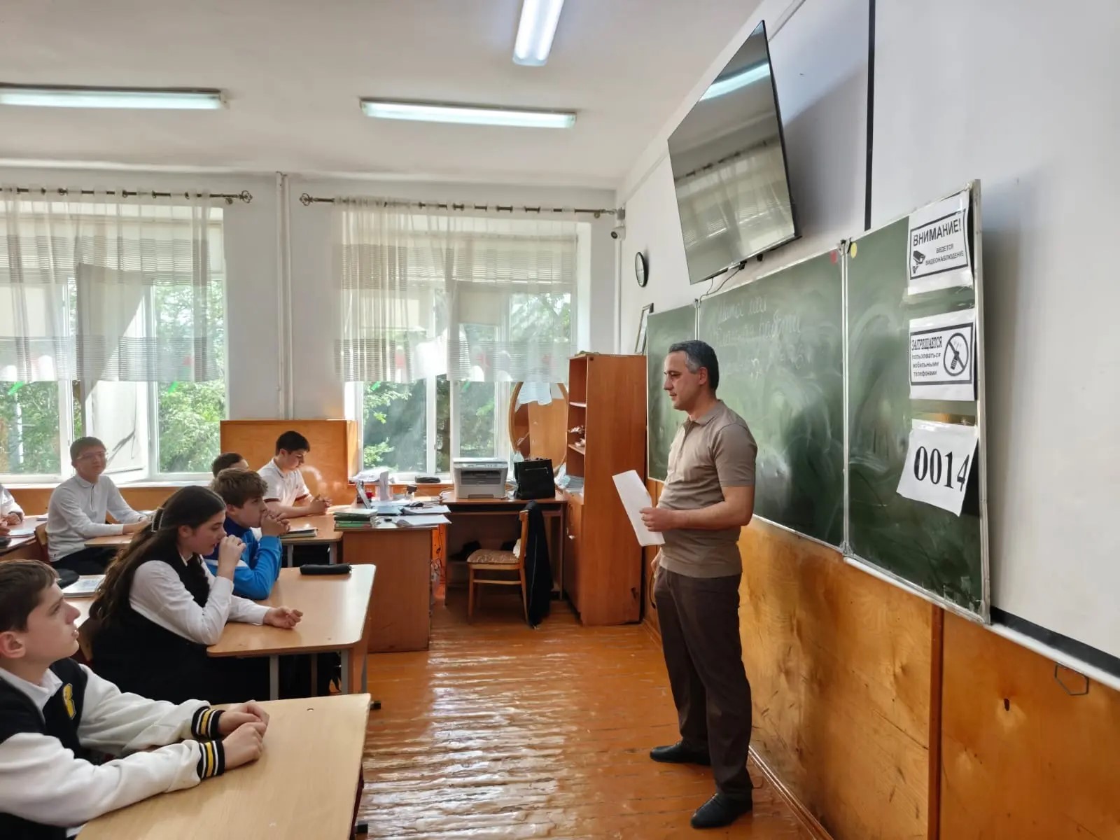 Замначальника отдела по делам архивов Минюста РД Заур Изиев провел встречу с учащимися школы №33 города Махачкалы.