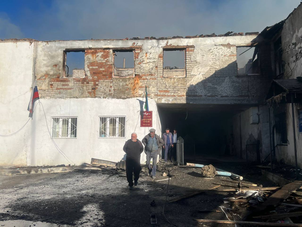 В селе Карата Ахвахского района произошло возгорание в двухэтажном административном здании, где среди прочих организаций располагались мировой судебный участок, отдел ЗАГС Минюста РД и учреждения Минтруда РД.