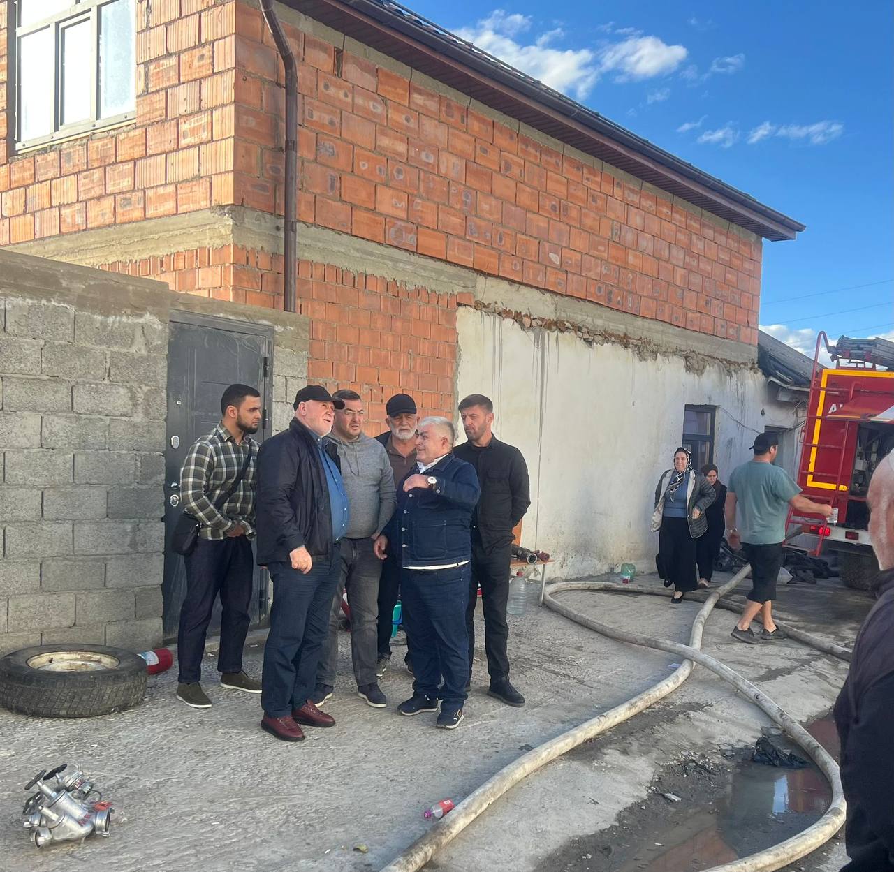В селе Карата Ахвахского района произошло возгорание в двухэтажном административном здании, где среди прочих организаций располагались мировой судебный участок, отдел ЗАГС Минюста РД и учреждения Минтруда РД.