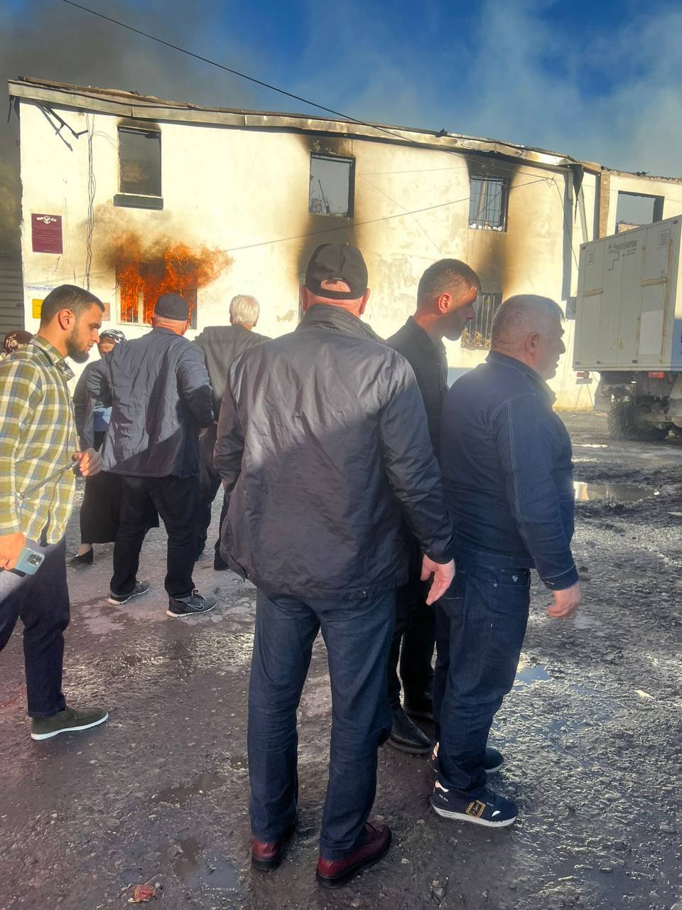 В селе Карата Ахвахского района произошло возгорание в двухэтажном административном здании, где среди прочих организаций располагались мировой судебный участок, отдел ЗАГС Минюста РД и учреждения Минтруда РД.