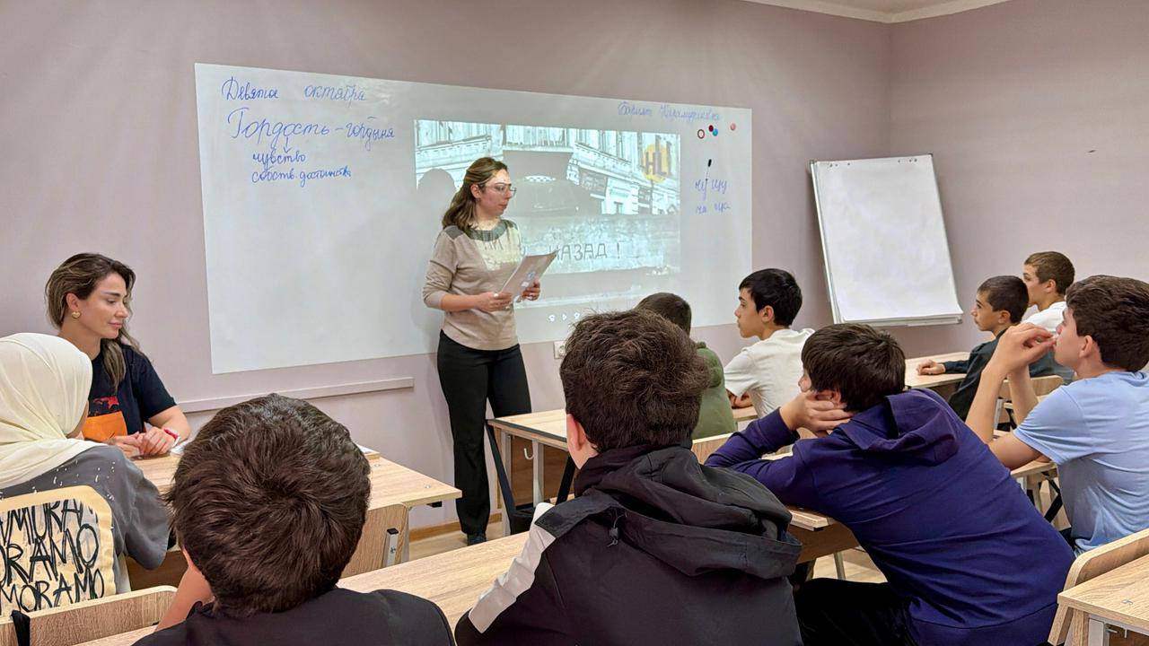 Сотрудники Минюста РД провели лекцию на тему «Битва за Кавказ» в детском лагере «Солнечный берег»