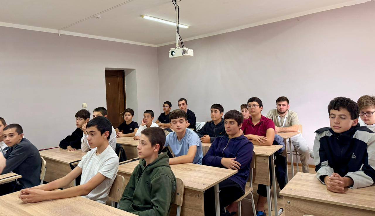 Сотрудники Минюста РД провели лекцию на тему «Битва за Кавказ» в детском лагере «Солнечный берег»