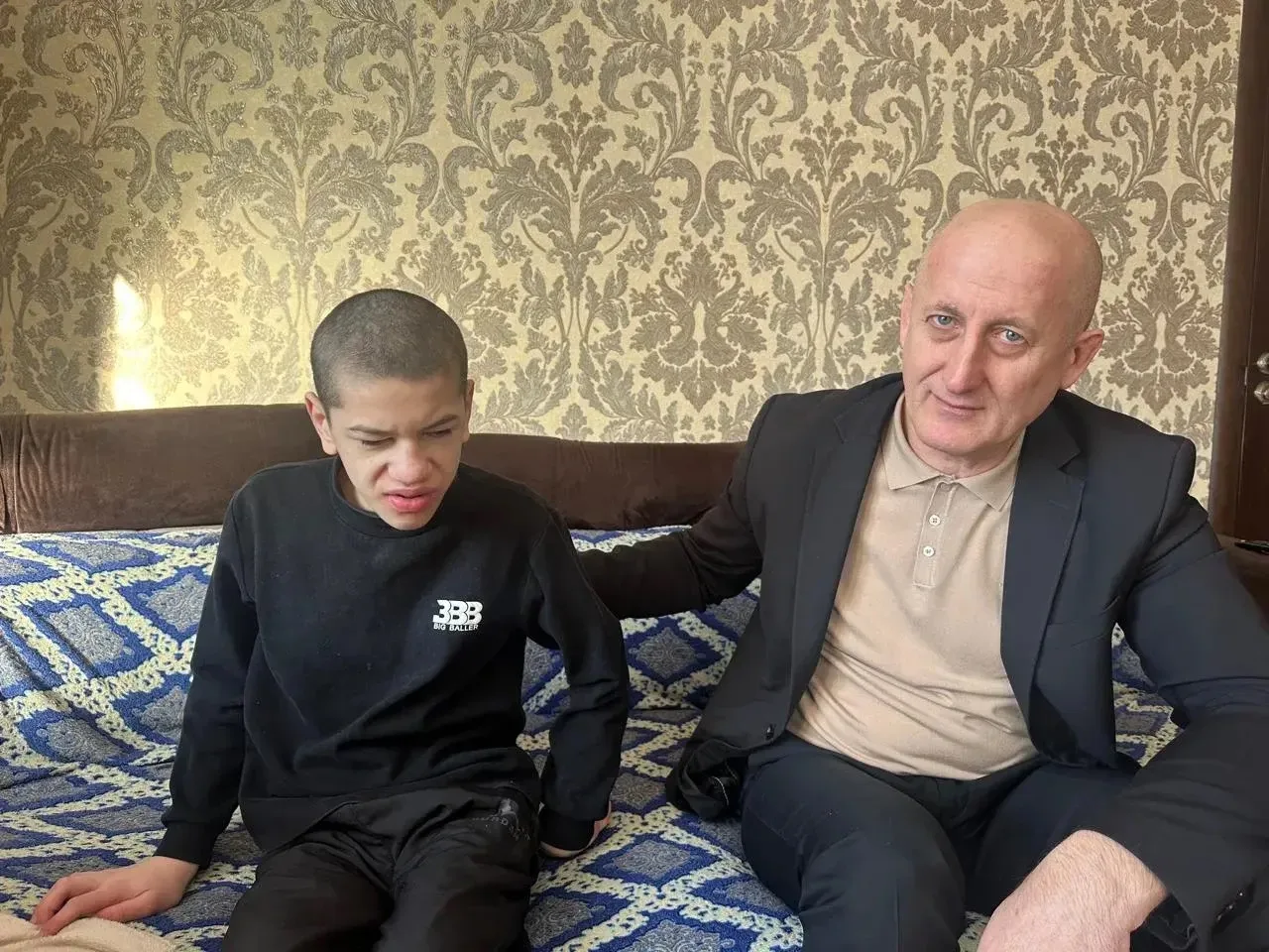 «Ёлка желаний»: заместитель министра юстиции РД подарил телевизор ребёнку из Хивского района