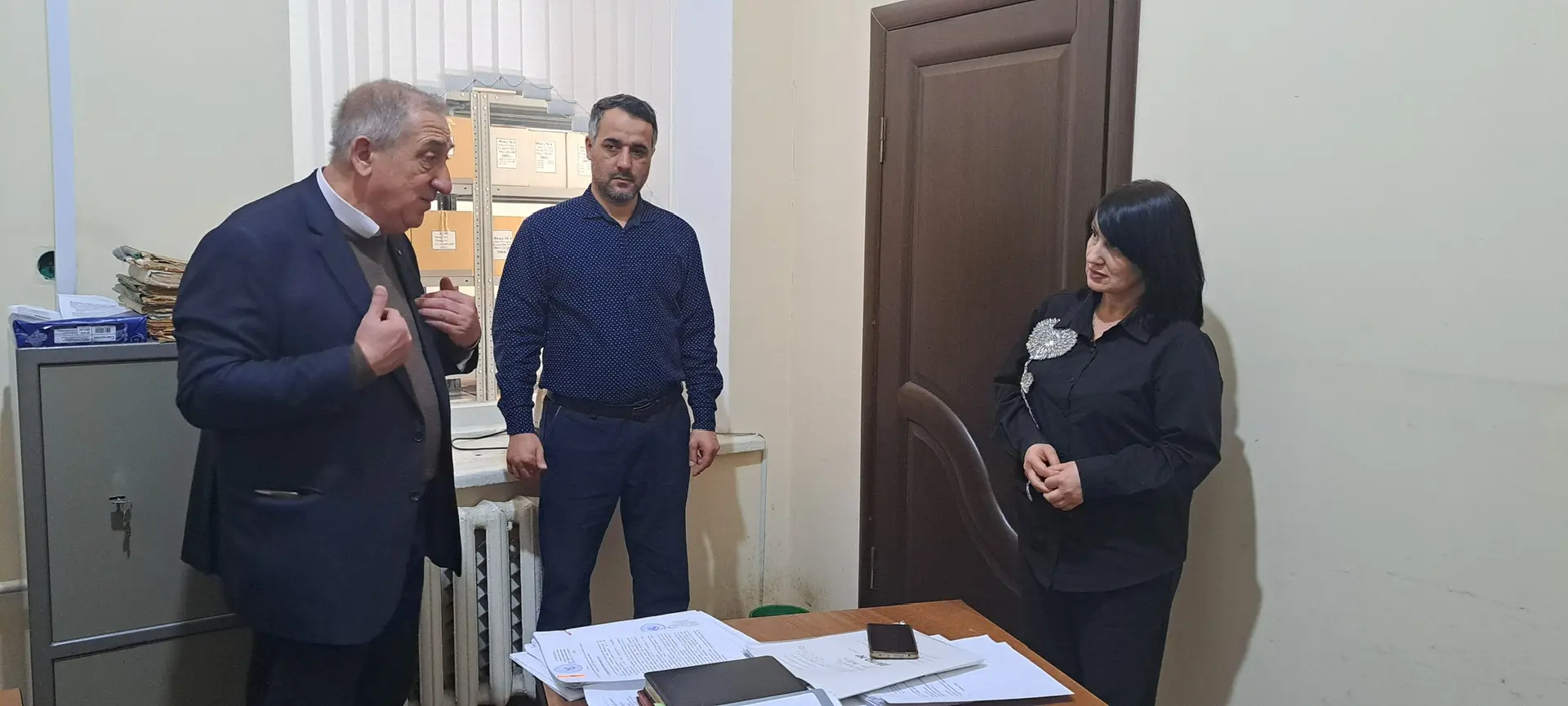 Начальник отдела по делам архивов Минюста РД Татьяна Кочеткова, ее заместитель Заур Изиев и консультант Наида Мирзоева посетили администрацию Дербентского района.