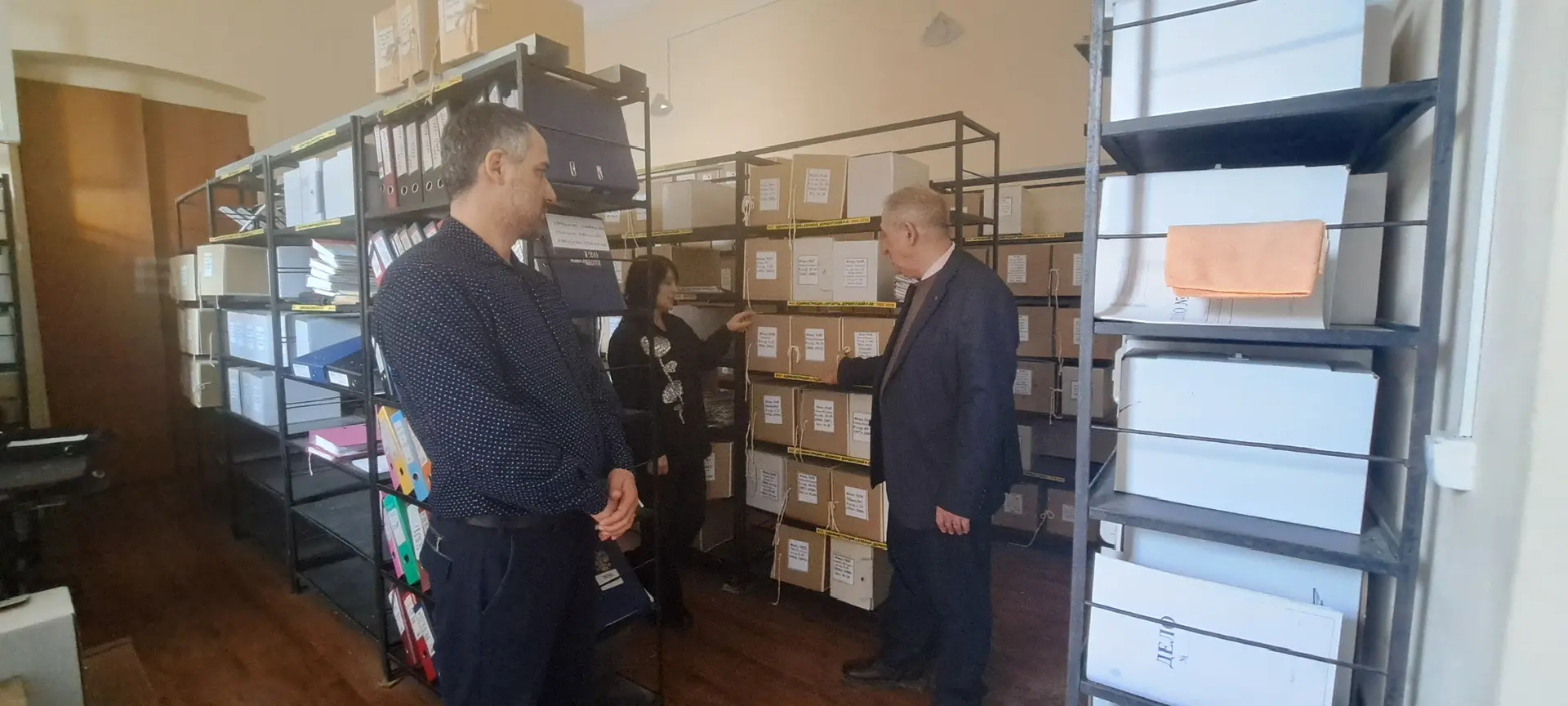 Начальник отдела по делам архивов Минюста РД Татьяна Кочеткова, ее заместитель Заур Изиев и консультант Наида Мирзоева посетили администрацию Дербентского района.