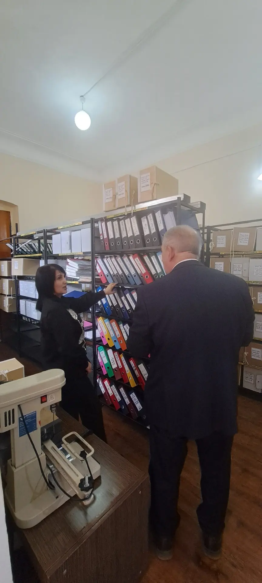 Начальник отдела по делам архивов Минюста РД Татьяна Кочеткова, ее заместитель Заур Изиев и консультант Наида Мирзоева посетили администрацию Дербентского района.