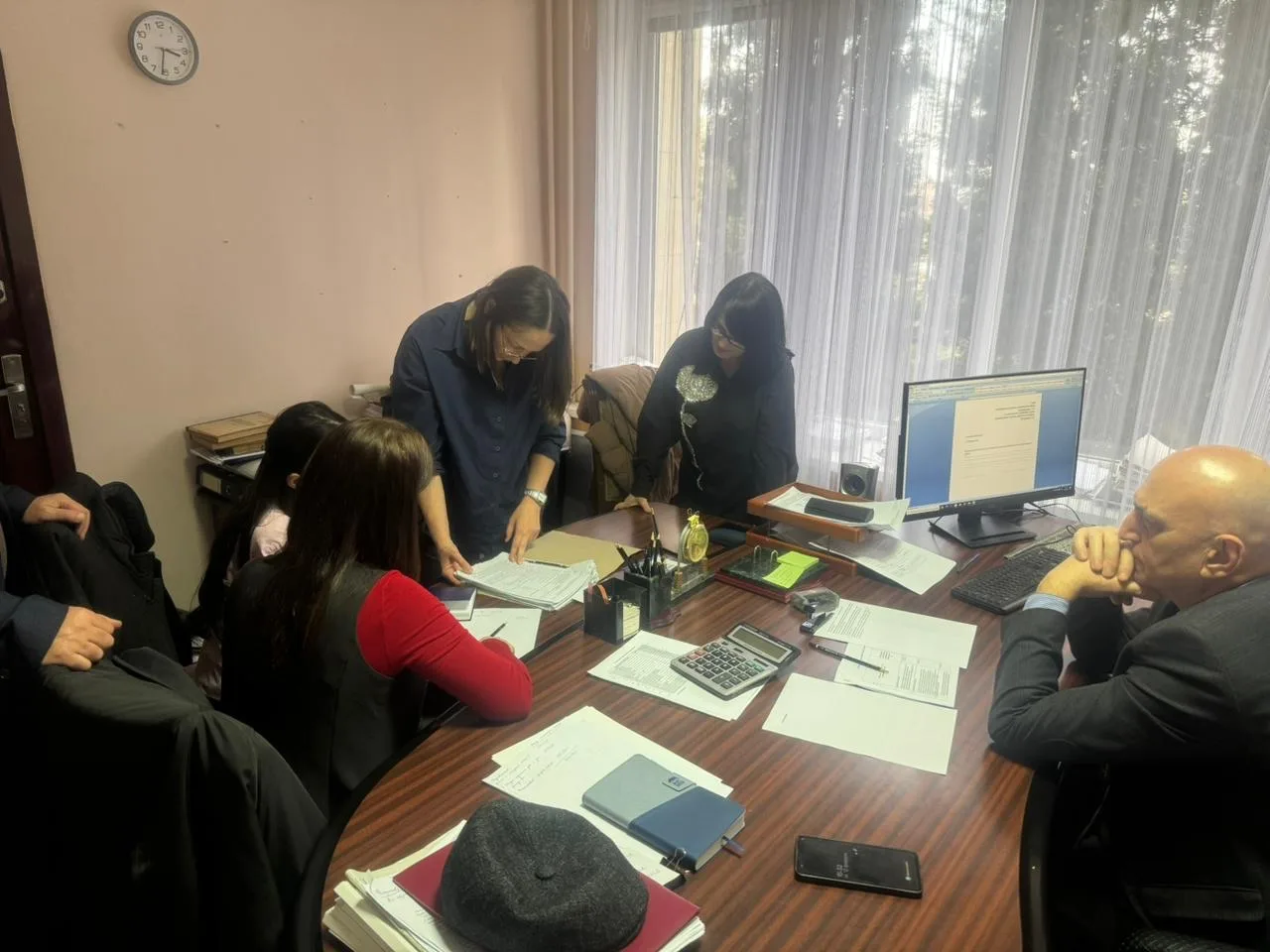 Начальник отдела по делам архивов Минюста РД Татьяна Кочеткова, ее заместитель Заур Изиев и консультант Наида Мирзоева посетили администрацию Дербентского района.