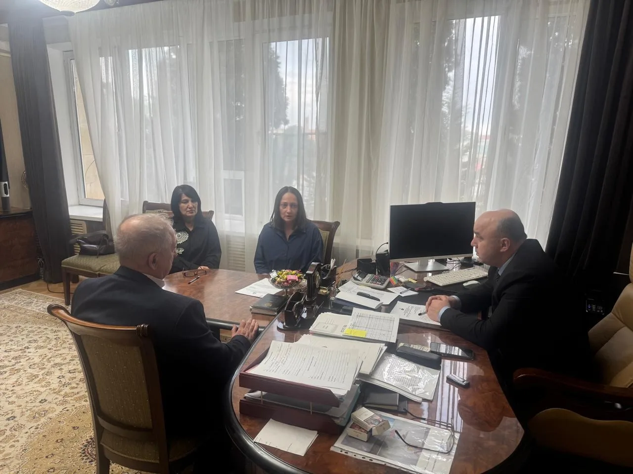 Начальник отдела по делам архивов Минюста РД Татьяна Кочеткова, ее заместитель Заур Изиев и консультант Наида Мирзоева посетили администрацию Дербентского района.
