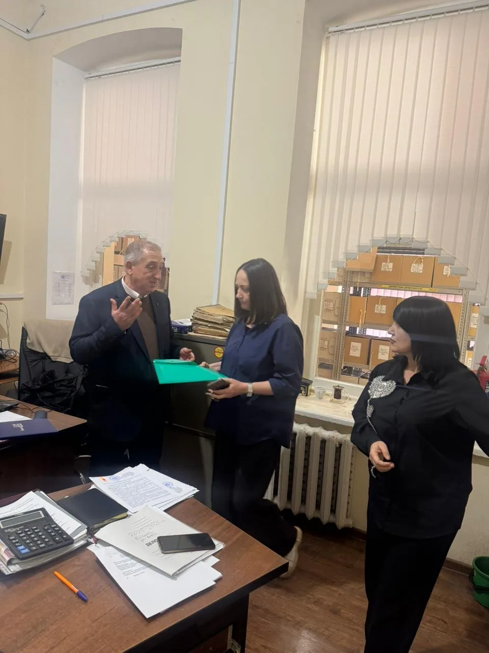 Начальник отдела по делам архивов Минюста РД Татьяна Кочеткова, ее заместитель Заур Изиев и консультант Наида Мирзоева посетили администрацию Дербентского района.