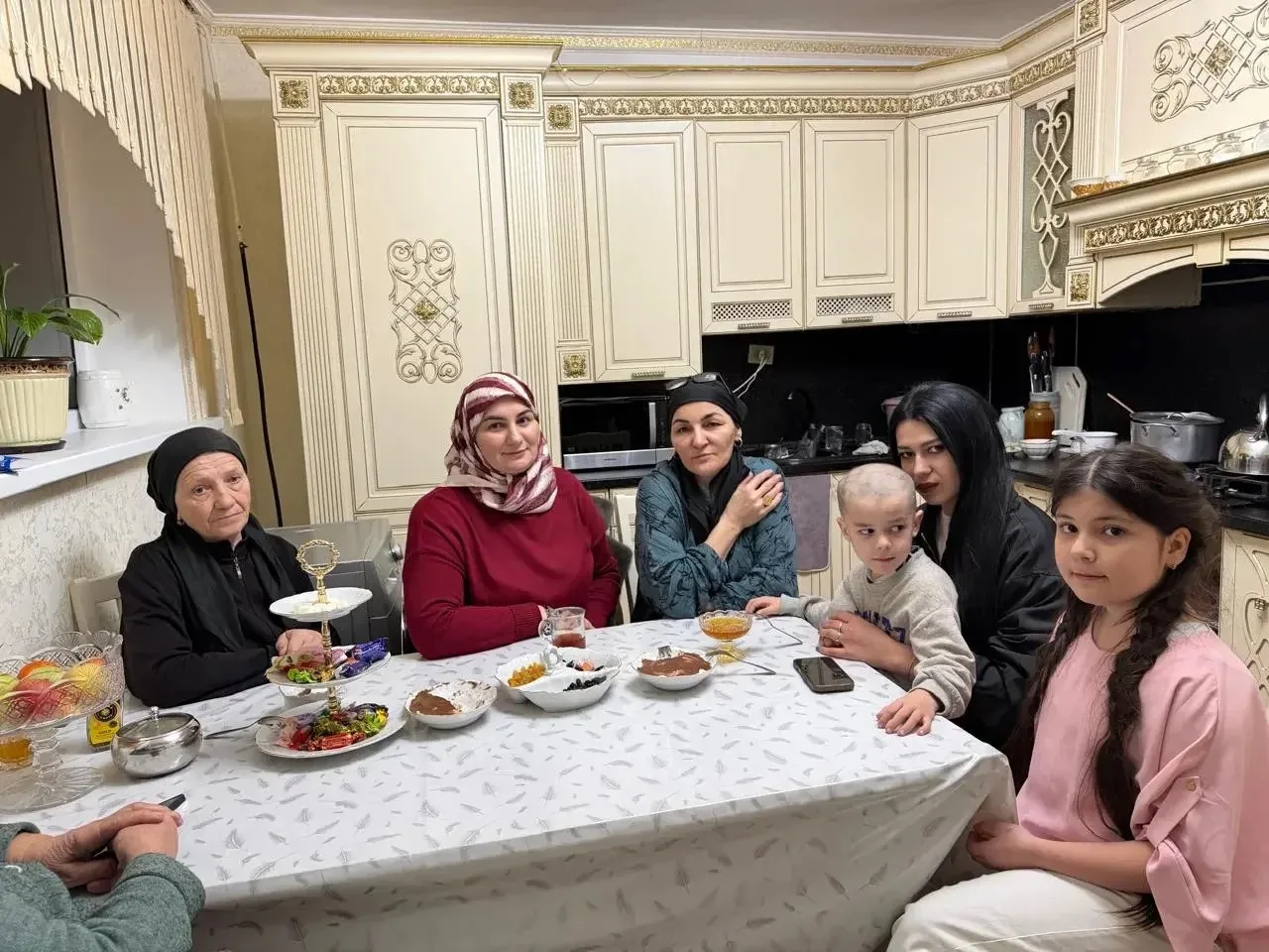 8 марта ведущий специалист-эксперт Отдела ЗАГС Управления ЗАГС МЮ РД по Новолакскому району, Джамиля Сулеймановна, посетила мать Рамазана Шейхмагомедова, отдавшего жизнь за Родину.