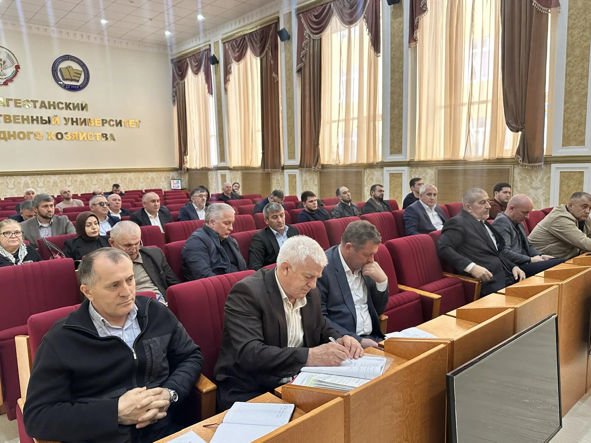 В конгресс-зале ДГУНХ прошла встреча, посвященная вопросам организации и координации деятельности народных дружин в Республике Дагестан.