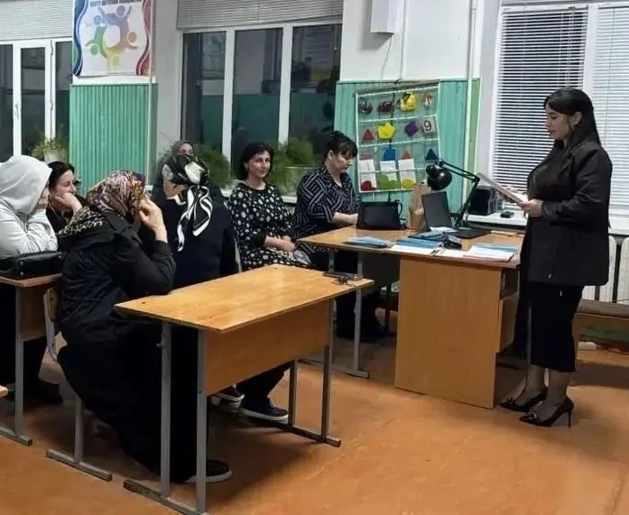 В апреле работники управления ЗАГС Минюста РД в городах и районах республики организовали встречи с родителями несовершеннолетних, на которых обсуждался вопрос регистрации браков между лицами, не достигшими восемнадцатилетнего возраста