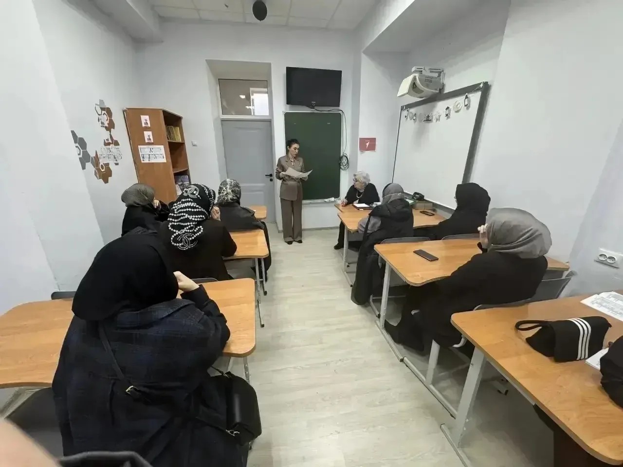 В апреле работники управления ЗАГС Минюста РД в городах и районах республики организовали встречи с родителями несовершеннолетних, на которых обсуждался вопрос регистрации браков между лицами, не достигшими восемнадцатилетнего возраста