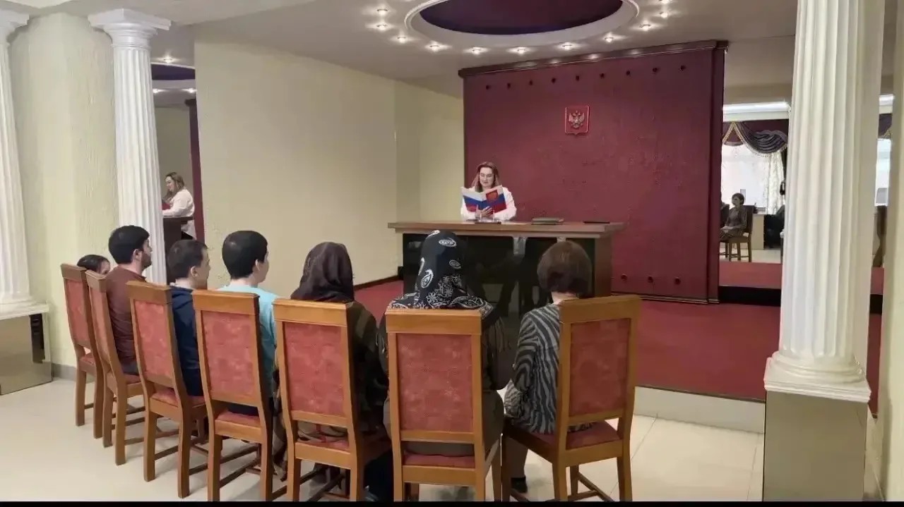 В апреле работники управления ЗАГС Минюста РД в городах и районах республики организовали встречи с родителями несовершеннолетних, на которых обсуждался вопрос регистрации браков между лицами, не достигшими восемнадцатилетнего возраста