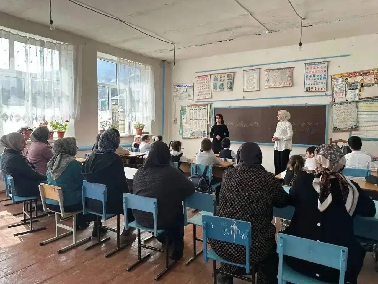 В апреле работники управления ЗАГС Минюста РД в городах и районах республики организовали встречи с родителями несовершеннолетних, на которых обсуждался вопрос регистрации браков между лицами, не достигшими восемнадцатилетнего возраста