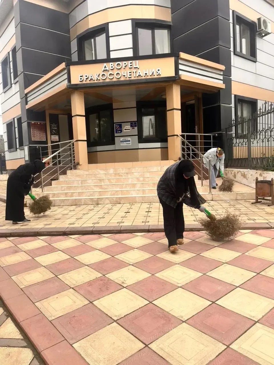 Сотрудники ЗАГС на Всероссийском субботнике: вклад в чистоту и порядок