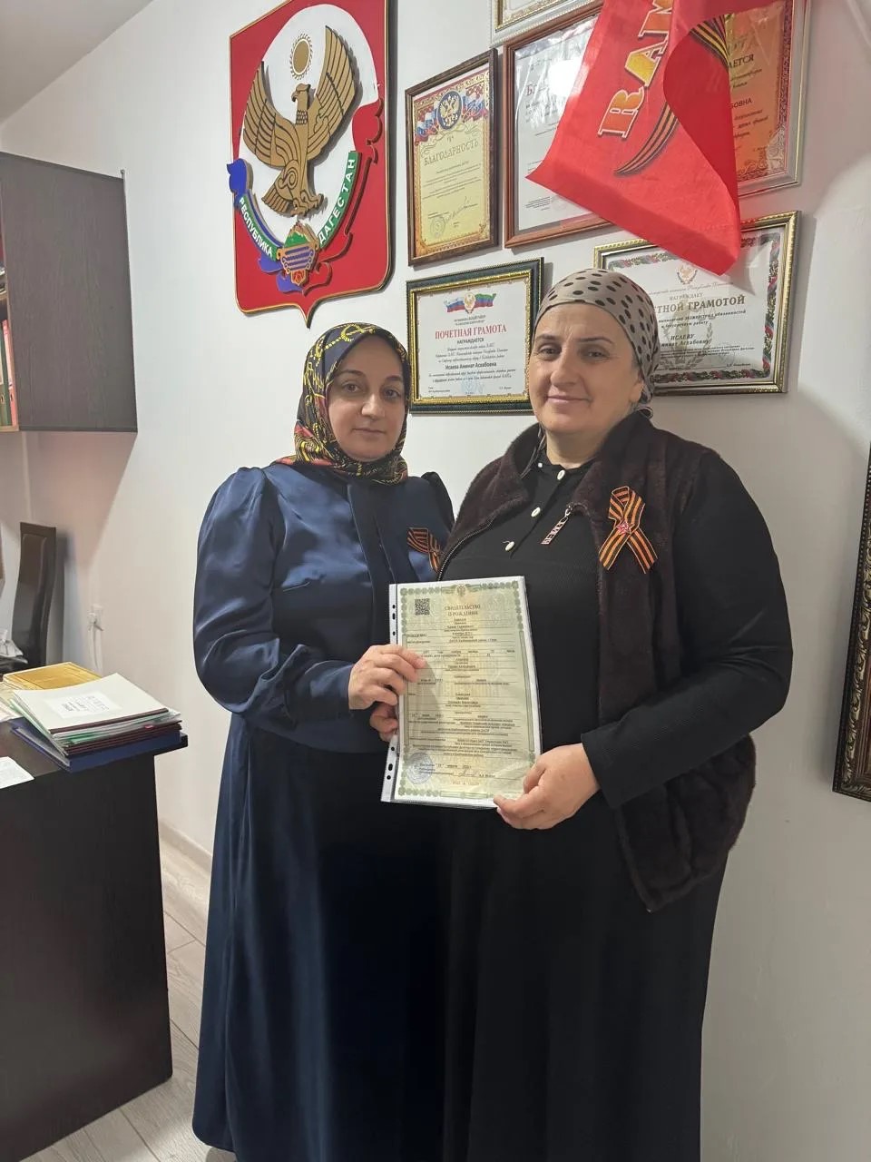 Сотрудники ЗАГСа Казбековского района почтили память героев в рамках акции «Знамя Победы»