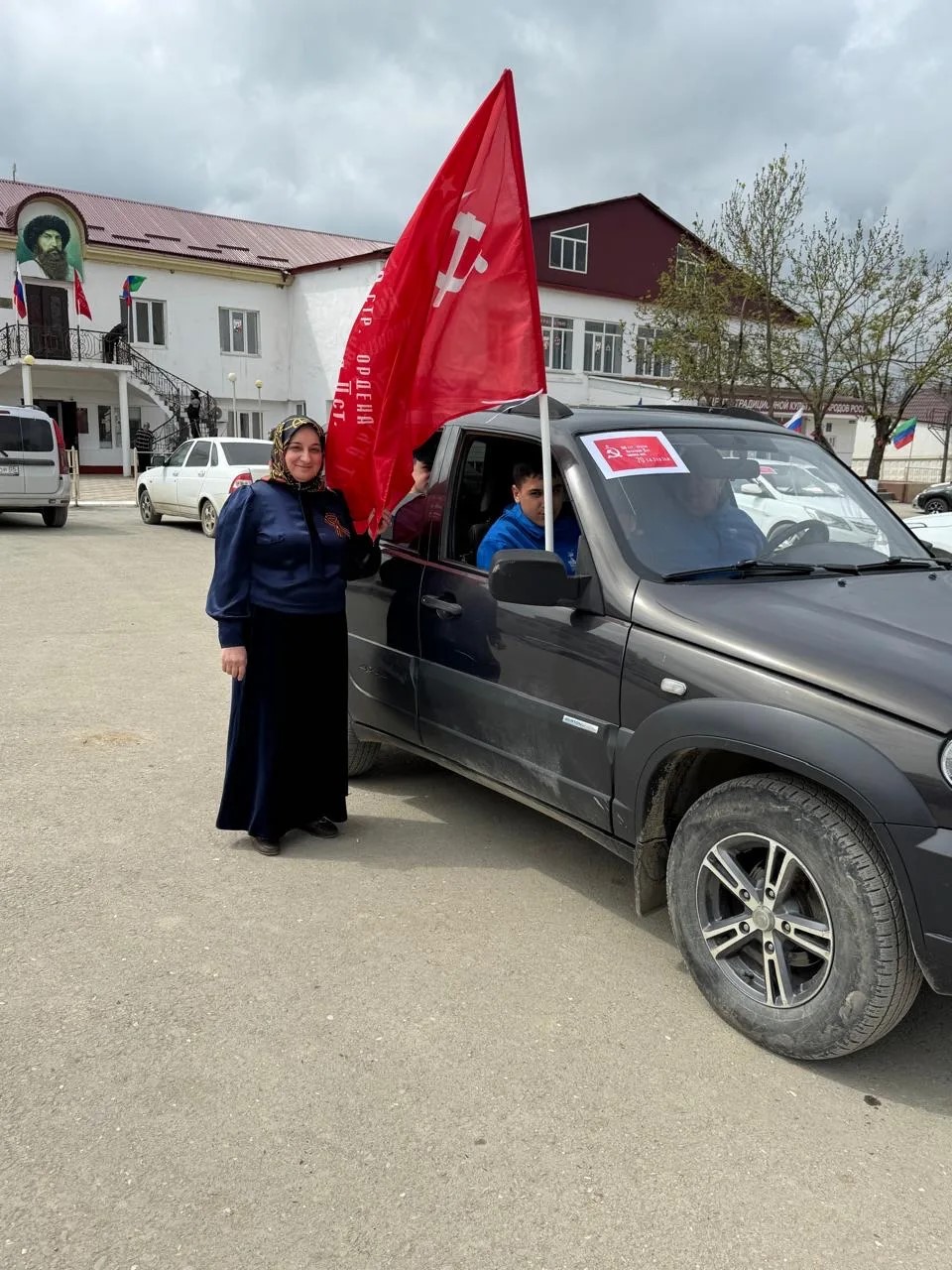 Сотрудники ЗАГСа Казбековского района почтили память героев в рамках акции «Знамя Победы»